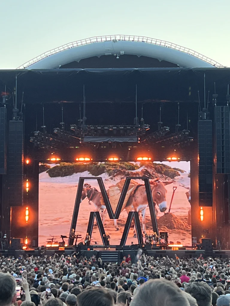 Braucam Kopā Depeche Mode koncertā, Tallinas dziesmu svētku estrādē.
