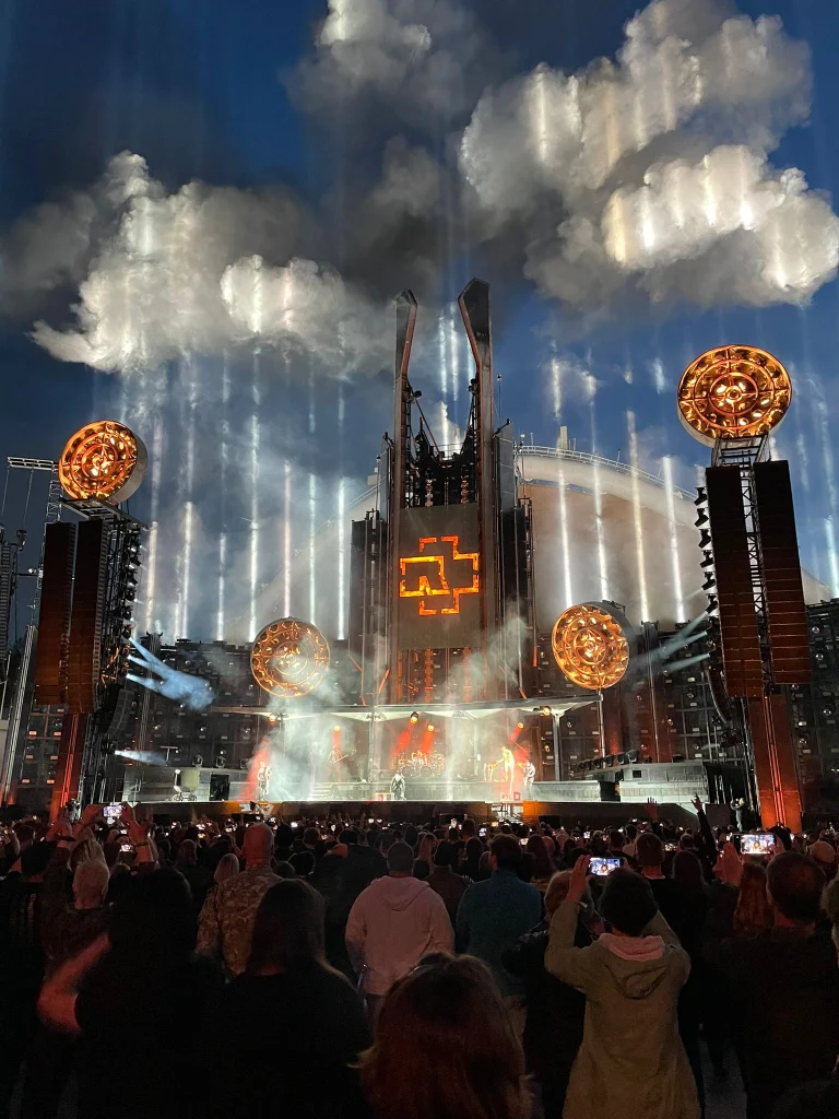 Braucam Kopā Rammstein koncerta skatuve ģenerālmēģinājumā. Viļņa, Viņģa parks